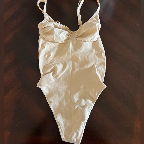 SKIMS thong Bodysuit - Picture 1 of 3